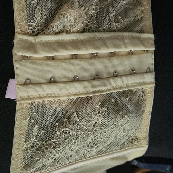 Corset - Picture 2 of 4